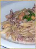 Mezze penne rigate con crema di fagioli borlotti e frutti di mare