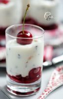 Mousse di yogurt greco con ciliegie caramellate