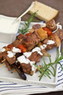 Spiedini di pane, pomodorini e salsa allo yogurt