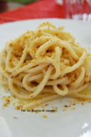 SPAGHETTI CON BURRO, ALICI E POLVERE DI PANETTONE