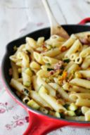 Penne salsiccia, zucchine e fiori di zucca