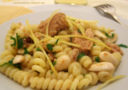 Fusilli bucati con tonno, limone e mandorle tostate