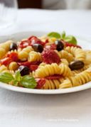 Fusilli con pomodori datterini e olive taggiasche
