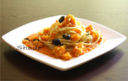 Spaghettoni con zucca e olive su crema di peperoni