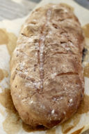 Pane di grano duro alle fragole e crema di aceto balsamico