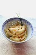 Ravioli di pasta wonton ripieni di robiola, Parmigiano e zenzero candito