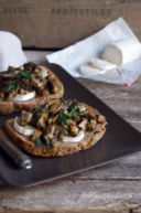 Crostoni con funghi porcini e formaggio di capra