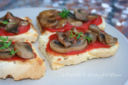 Crostini con pomodoro e funghi trifolati