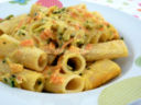 Pasta con verdure, feta e curcuma