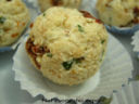 Bon bon con formaggio fresco e pomodori secchi