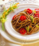 Pasta al soffritto di Grigio Casentino, fiori di zucca, mandorle e pomodorini
