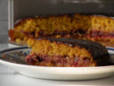 Torta di polenta socchievina con marmellata di ribes e glassa di cioccolato