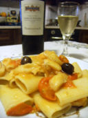 Rigatoni napoletani con baccalà, pomodorini e olive di Gaeta