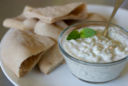 Per fare un buon tzatziki non bastano cetrioli e yogurt