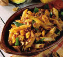 Penne ricche al ragù, con zucca e noci.