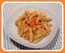 Penne al pesto di pachino ed anacardi con gamberetti