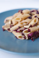 Mezze penne al radicchio con pesto di noci e pinoli