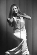 Dei modi più eleganti di scendere dai tacchi. Dalida, Il venait d’avoir 18 ans