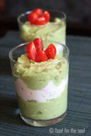 Bicchierini di mousse di avocado e crema al formaggio