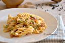 Pasta con ragù bianco di prosciutto e piselli