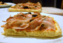 Pizza senza glutine con funghi olive e speck