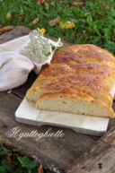 Treccione di pane al formaggio e cipollotto