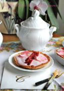 Crostatine  al Cardamomo con Crema di Ricotta e Fragole e Petali di Rosa