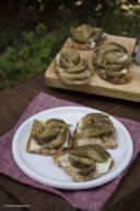 Crostoni con marzolino e carciofi