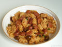 Pasta con wurstel e sugo alle olive