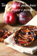 Tartellette di pasta brisè alle prugne e pecorino.