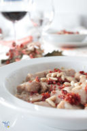 Gnocchi con farina di castagne, crema di porcini e un tocco di rosso