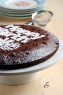 Torta al cacao e cardamomo con gocce di cioccolato bianco