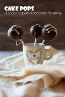 Cake pops al cocco ricoperti di cioccolato fondente