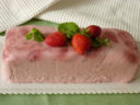 Semifreddo alle fragole con yogurt al cocco e cuore di Pan di Spagna farcito