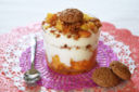 Coppetta di yogurt con pesche e amaretti