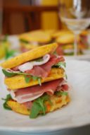 Blinis di carota con scamorza, rucola e prosciutto