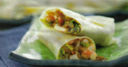 Involtini thaj con gamberi e cavolo cinese.