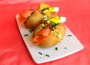 Patate al forno con salmone affumicato e formaggio