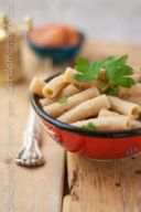 Pasta con uova di sgombro e/o pomodori secchi e mandorle