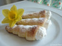 Cannoncini di pasta sfoglia alla panna montata dolce