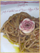 Spaghetti con pesto di radicchio rosso di Treviso e bottarga di tonno