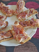Crostini con cipolla spadellata e speck / Croutons with tossed onion and speck