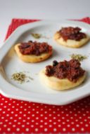 Biscotti di feta con tapenade ai pomodori secchi