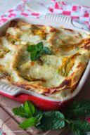 Lasagne con pesto di zucchine profumato alla menta, prosciutto cotto e scamorza