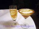 Coppa di passion fruit e perle di tapioca con cocco e sciroppo d'acero