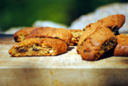 Cantucci con farina di farro, uvetta e pinoli