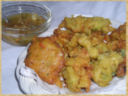 Pakora di verdure tritate con chutney di cipolla