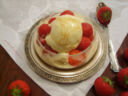 Gelato aromatico "miele e cannella" con le fragole