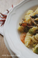 Pasta con cavolo verde, funghi pioppini e pomodorini