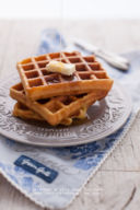 Waffle allo yogurt di cocco con sciroppo d'acero